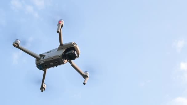 Kiev, Ucrania - 30 de julio de 2021: El avión no tripulado flota en el aire. Tecnologías modernas para la toma de fotos y vídeos desde arriba. Quadcopter con cámara volando. — Vídeo de stock