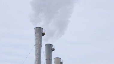 Fabrika ya da elektrik santralinin eski bacasından korkunç bulutlar halinde beyaz duman çıkıyor. Çevreyi kirletiyor. Toksik yapım şirketi. Endüstriyel girişim.