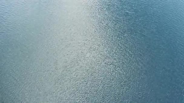 Drohnenblick über ruhiges Meer oder Meer mit schönen Sonnenlichtreflexen und kleinen Wellen. Landschaften Blick auf endlose Aquamarin Meerwasser im Sommertag. Drohnen-Hubschrauber im Blick. — Stockvideo
