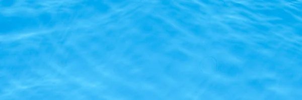 Поверхность света на голубой прозрачной воде бассейна. Модный абстрактный волновой фон. Водные волны в солнечном флаге. Длинный баннер с копировальным пространством — стоковое фото