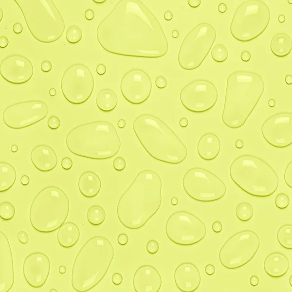 Σταγόνες νερού σε παστέλ κίτρινο φόντο. Στενή υφή νερού. Γυάλινο ποτήρι καλυμμένο με σταγόνες νερού. Φυσαλίδες νερού — Φωτογραφία Αρχείου