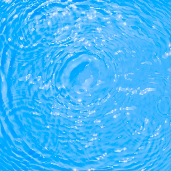 Surface d'eau de piscine bleue avec réflexion de la lumière. Texture d'eau bleue transparente avec vagues dans la piscine. Bannière carrée nature abstraite tendance — Photo