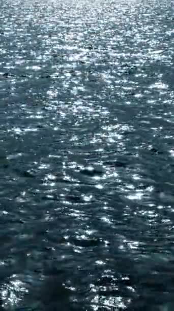 Vista sul mare calmo o sull'oceano con bellissimo riflesso del sole serale. Paesaggi vista di acqua di mare infinita acquamarina in estate mattina o sera. Video verticale Full HD. — Video Stock