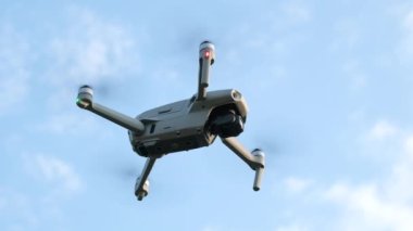 Drone 'a yaklaşın yoksa helikopter gökyüzüne yükselir. Dipteki manzara. Yukarıdan fotoğraf ve video çekmek için modern teknolojiler. Kameralı bir kuadkopter..