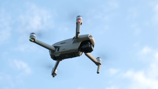 Avvicinati al drone o all'elicottero che sale in cielo. Vista dal basso verso l'alto. Tecnologie moderne per scattare foto e video dall'alto. Quadricottero con macchina fotografica volante. — Video Stock