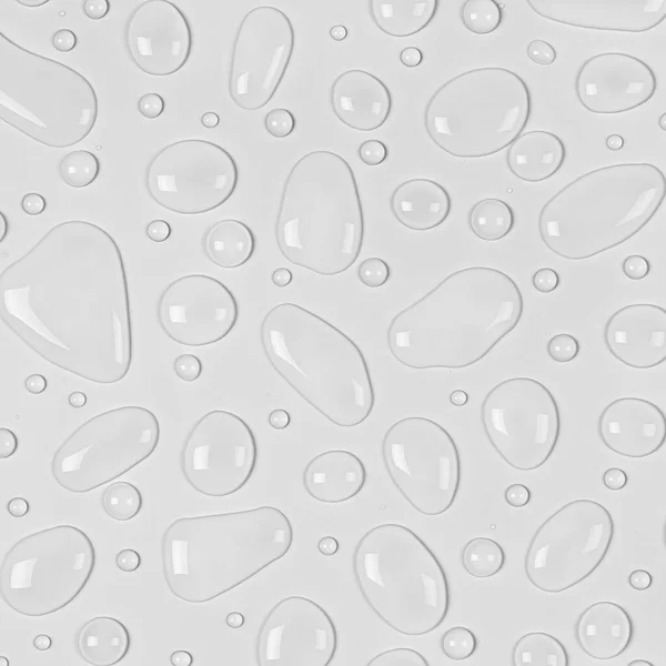 Voda kapky na bílém nebo světle šedém pozadí. Struktura vody se uzavírá. Backdrop sklo pokryté kapkami vody. Vodní bubliny. — Stock fotografie
