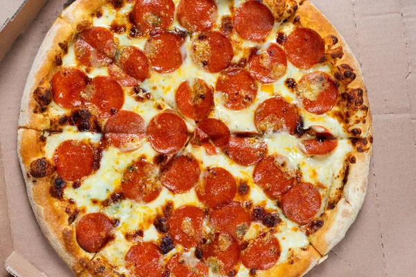 박스 안에 있는 맛좋은 페이퍼 로니 피자. 페이퍼 로니 피자에 대한 톱 뷰. 이탈리아 음식, 거리 음식, 패스트푸드, 빨리 먹는 일에 대한 개념. — 스톡 사진