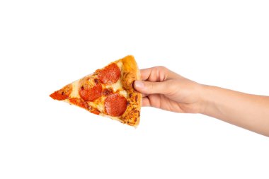 Elindeki pepperonili pizza dilimi beyaza izole edilmiş. Kağıtlı pizzanın en üst görüntüsü. İtalyan yemeği, sokak yemeği, fast food, fast food..