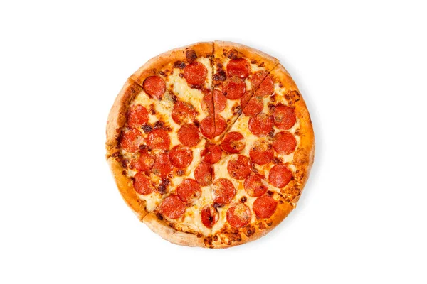 白で隔離されたおいしいペパロニピザ。パペオーニピザのトップビュー。イタリア料理、ストリートフード、ファーストフード、クイックビートのコンセプト. — ストック写真