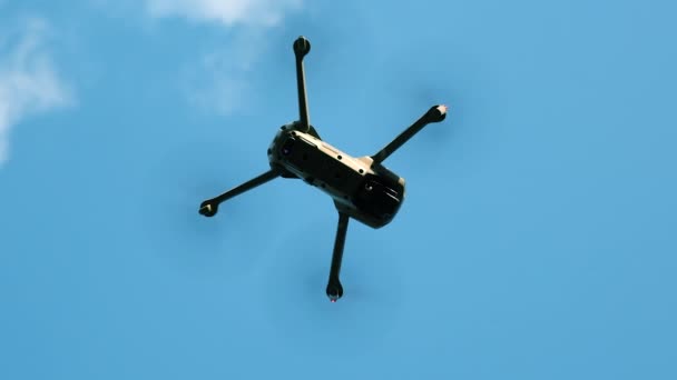 Drone o elicottero sale nel cielo. Vista dal basso verso l'alto. Tecnologie moderne per scattare foto e video dall'alto. Quadricottero con macchina fotografica volante — Video Stock