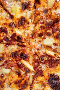 Tasty Hawai pizzasının yakın görüntüsü. Kağıtlı pizzanın en üst görüntüsü. İtalyan yemeği, sokak yemeği, fast food, fast food. Kopyalama alanı olan yiyecek afişi