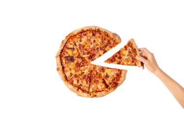 Elin bir dilim pizza alıyor. Tek parça olmadan büyük Hawaii pizzası. Hawaii pizzasının en iyi manzarası. İtalyan yemeği, sokak yemeği, fast food, fast food..