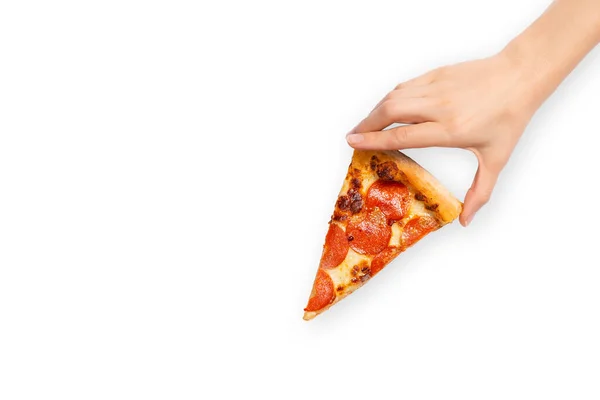 흰 손에 떼어 놓은 페퍼로니 피자 한 조각. 페이퍼 로니 피자에 대한 톱 뷰. 이탈리아 음식, 길거리 음식, 패스트 푸드, 빨리 먹는 것에 대한 개념. 복사 공간 이 있는 배너 — 스톡 사진