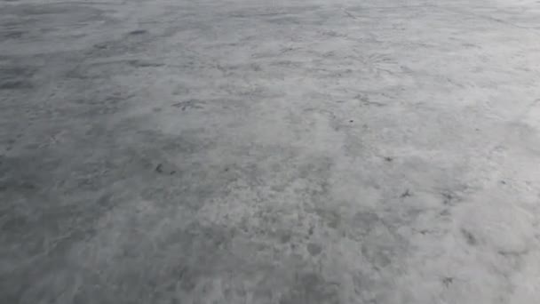 Drone vista sobre hielo en el lago o el río. Grietas y derretimiento de hielo en el agua. — Vídeos de Stock