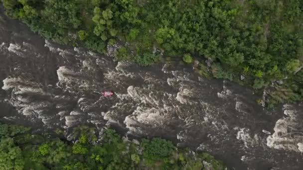 在德隆上空俯瞰美丽的河流，有着急流、瀑布和极度的阵痛。乘木筏在河上漂流的一群人 — 图库视频影像