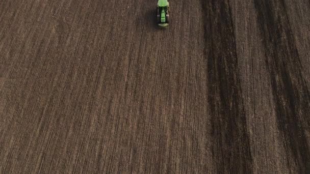 Vista dall'alto o vista aerea drone sul trattore verde aratri il campo agricolo. Concetto agricolo. Risoluzione 4k. — Video Stock