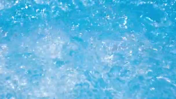 De l'eau dans le jacuzzi. Eau transparente bleu brillant étincelante dans un bain à remous ou une piscine. Vidéo en résolution Full HD à résolution lente. Jet décoratif ou fontaine d'eau dans le bain à remous — Video