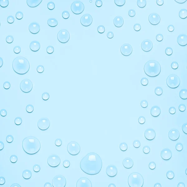 Frame of Water tombe sur un fond bleu pastel. Texture de l'eau en gros plan. Fond de verre recouvert de gouttes d'eau. Bulles d'eau — Photo