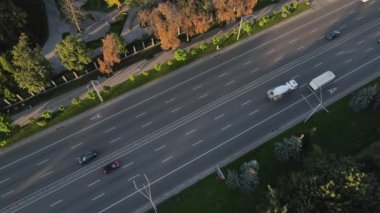 Peremohy 'den ya da Zafer Bulvarı, Kyiv, Ukrayna' dan gelen araçların insansız hava aracı görüntüsü. Arabalar şehir yollarında, üst manzara. 