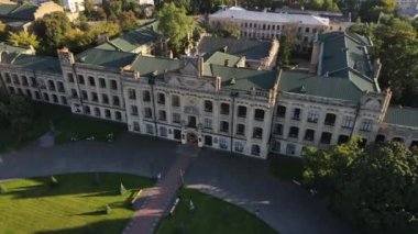 Ukrayna Ulusal Teknik Üniversitesi Igor Sikorsky Kyiv Politeknik Enstitüsü veya NTUU KPI. 4k çözünürlüklü drone videosu