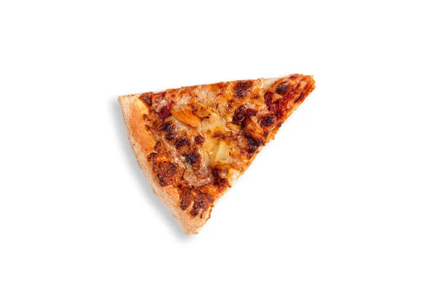 Beyaz üzerine izole edilmiş bir dilim Hawaii pizzası. Hawaii pizzasının en iyi manzarası. İtalyan yemeği, sokak yemeği, fast food, fast food. — Stok fotoğraf