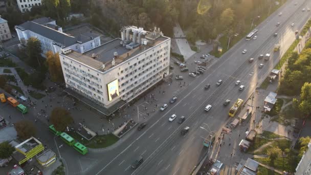 Politekhnichnyi Instytut metro istasyonu ve Peremohy Prospekt, Victory Avenue ve Politekhnichna Caddesi 'nde insansız hava aracı görüntüsü — Stok video