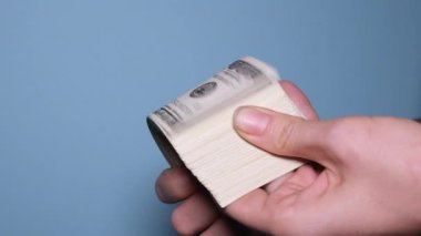 Eller para sayıyor ve paralarla oynuyor. Bir insan büyük bir tomardan dolar sayar. Yavaş çekim tam HD çözünürlük videosu