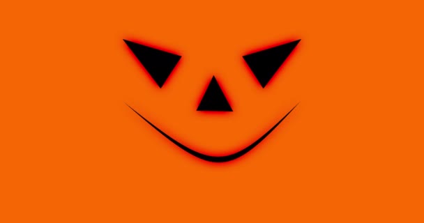 Cara de calabaza negra de miedo con brillo rojo sobre fondo naranja. Concepto de Halloween. Animación de resolución 4k — Vídeo de stock