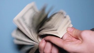 Eller para sayıyor ve paralarla oynuyor. Bir insan büyük bir tomardan dolar sayar. Yavaş çekim tam HD çözünürlük videosu