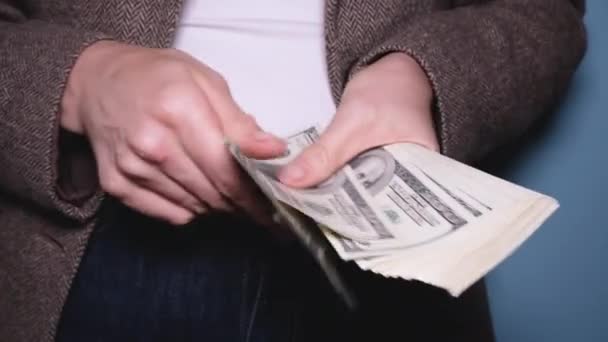 Une fille ou une femme en tenue de travail compte l'argent de près. Une personne compte les vieux billets d'une grosse liasse. Vidéo de résolution 4k — Video
