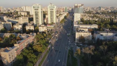 Ukrayna 'nın Kiev kentindeki trafiğin hava veya insansız hava aracı görüntüsü. İnsansız hava aracı Peremohy 'nin ya da zafer caddesinin üstündeki şehir merkezine doğru uçuyor.