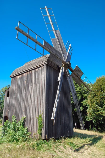 Antiguo molino de viento de madera —  Fotos de Stock