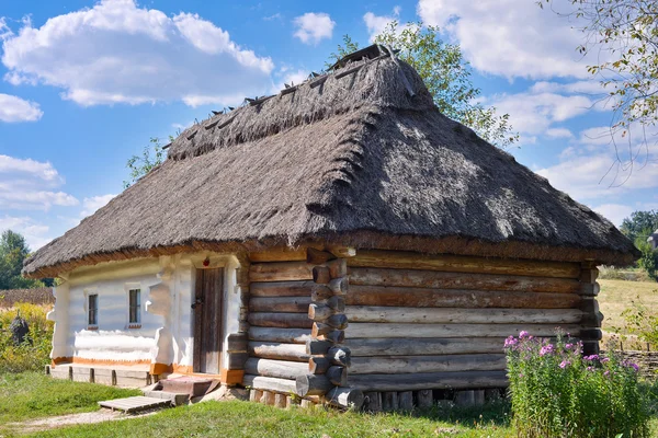 Traditionelle ukrainische Hütte — Stockfoto