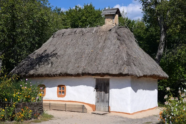 Traditionelle ukrainische Hütte — Stockfoto