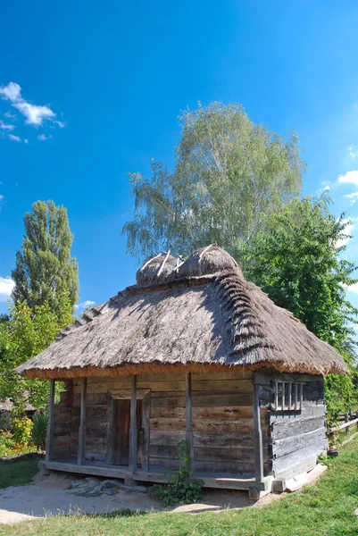 Oude houten schuur — Stockfoto