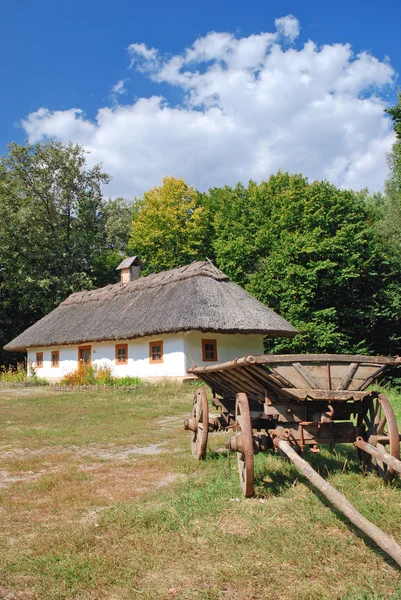 Traditionelle ukrainische Karre und Hütte — Stockfoto