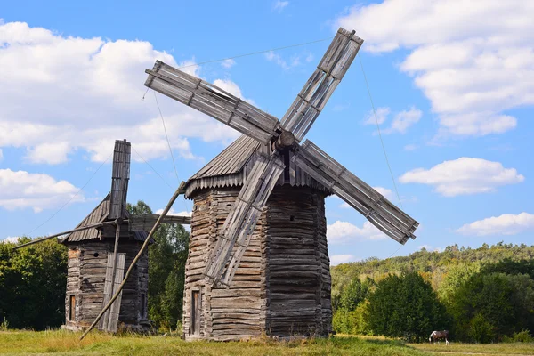 Vieux moulins à vent en bois — Photo