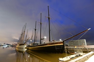 Helsinki, Finlandiya, kışın demirleyen yatlar