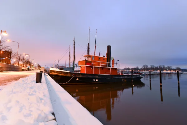 Лодки пришвартованы в Хельсинки, Финляндия, зимой — стоковое фото