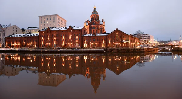 Вечерний вид на Хельсинки и реку — стоковое фото