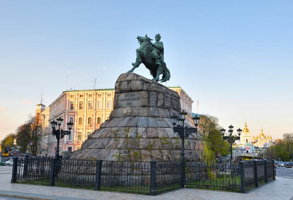 ボグダン ・ フメリニツキーにブロンズの記念碑 — ストック写真