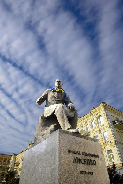 Lysenko emlékmű és drámai ég — Stock Fotó