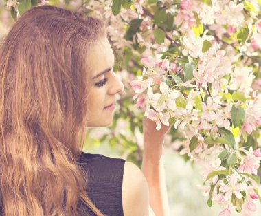 Bahar çiçeği kadında