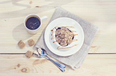 Beyaz meringues kahverengi çikolata ile