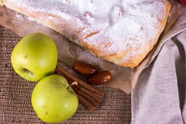 Apple strudel veya elmalı turta