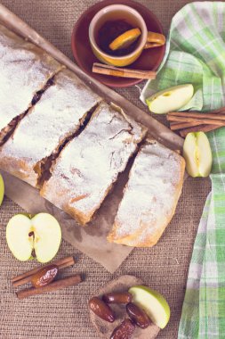 Apple strudel veya elmalı turta