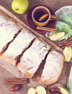 Apple strudel veya elmalı turta