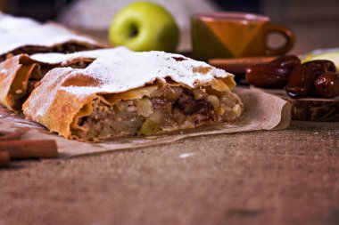 Apple strudel veya elmalı turta