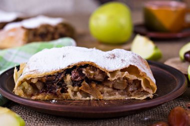 Apple strudel veya elmalı turta