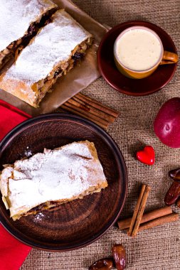 Apple strudel veya elmalı turta